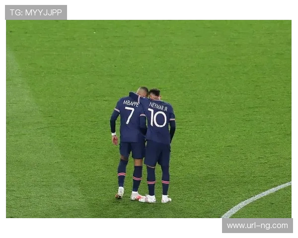 欧冠冬日比赛装备调整：球员保暖措施与球场除雪工作有序进行