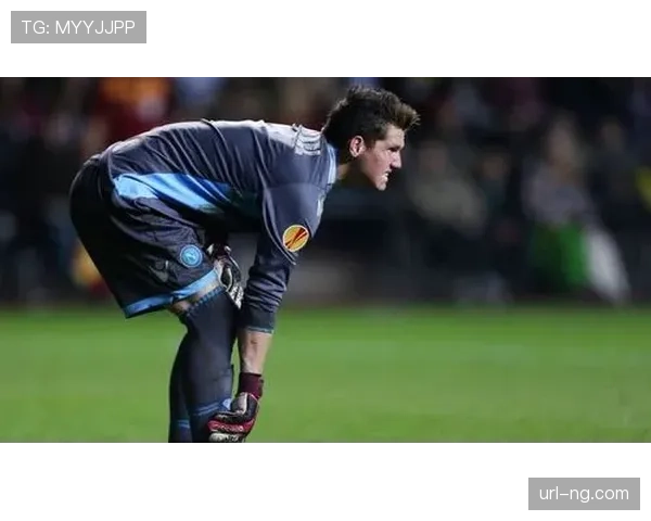 特写瞬间:那不勒斯门将梅雷特神扑后,立即指挥防线完成一次成功的高位造越位 特写瞬间:那不勒斯门将梅雷特神扑后,立即指挥防线完成一次成功的高位造越位